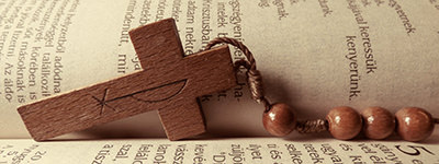 Bild: Kreuz und Bibel